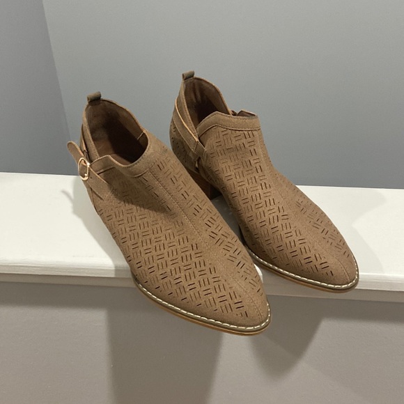 Tan booties pointed toes thick sticking and breathable weaving 10w C est. 1946 - Picture 2 of 14